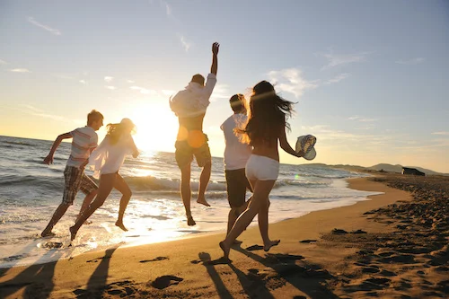 Personnes heureuses sur la plage