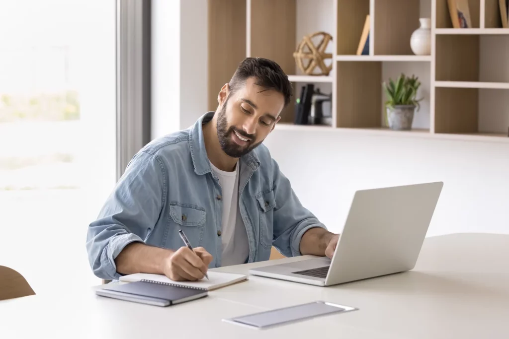 homme-notes-ordinateur