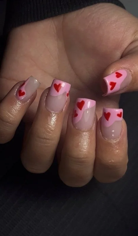 Carré, amande, stiletto... Quelle forme d'ongles adopter pour être tendance ?