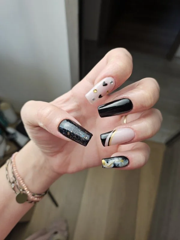Carré, amande, stiletto... Quelle forme d'ongles adopter pour être tendance ?