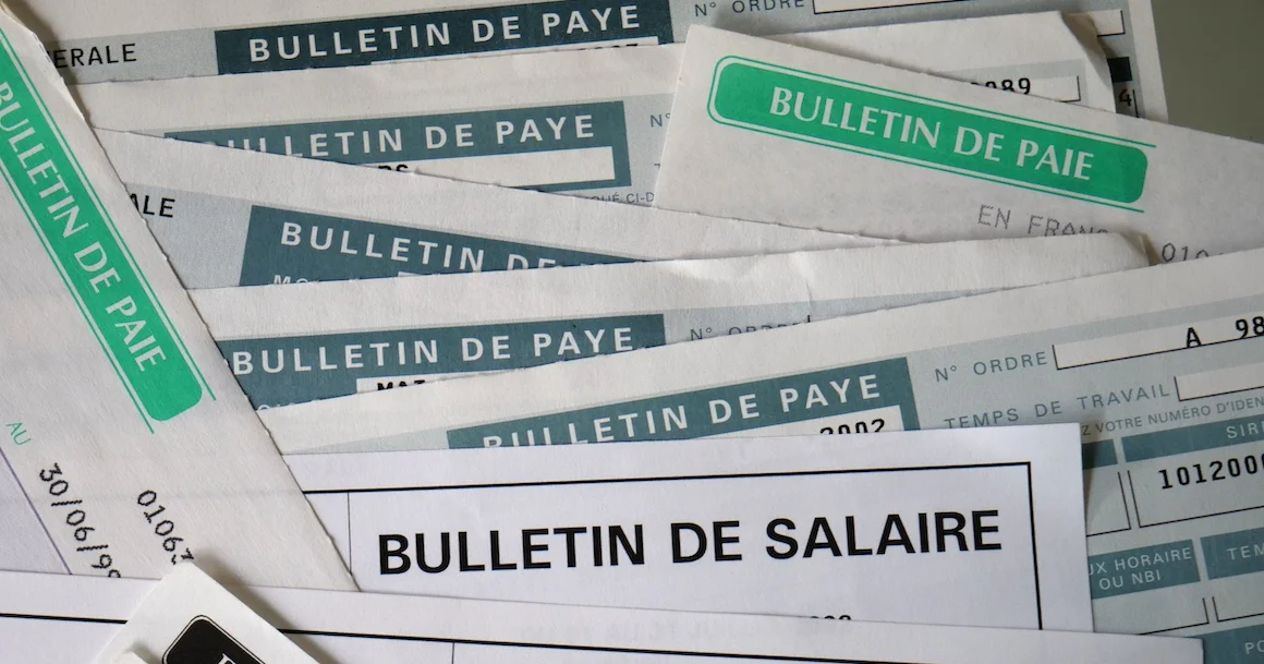 Enfin comprendre son bulletin de paie ? Voici un guide clair pour déchiffrer salaire, cotisations & montant net.