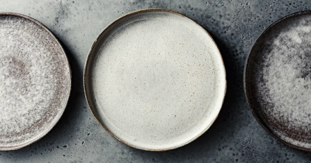 3 assiettes en céramique