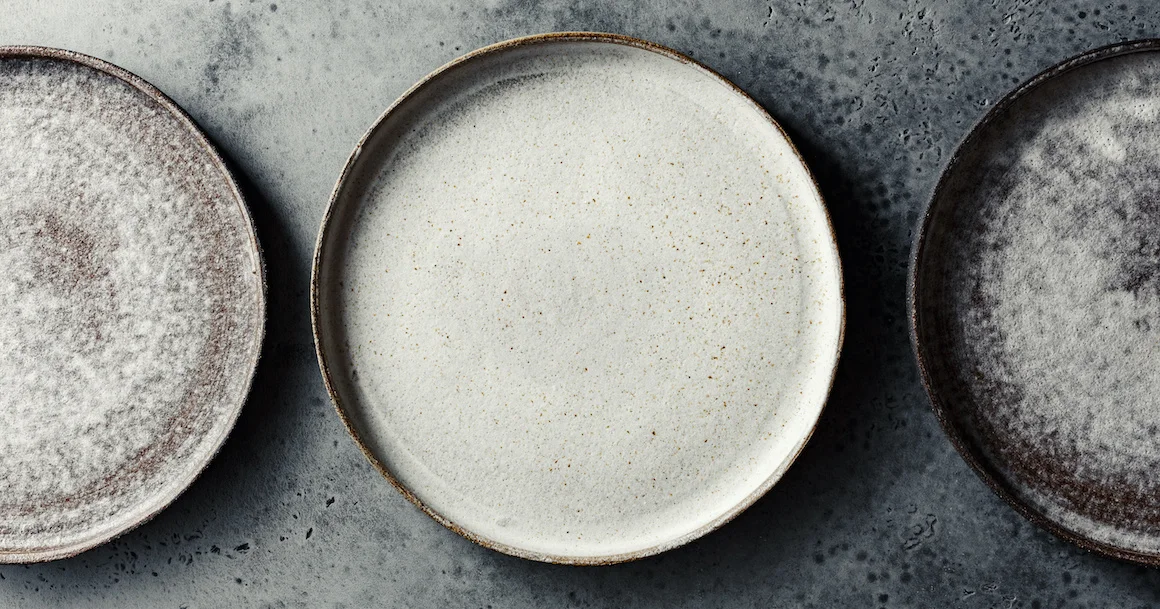 3 assiettes en céramique
